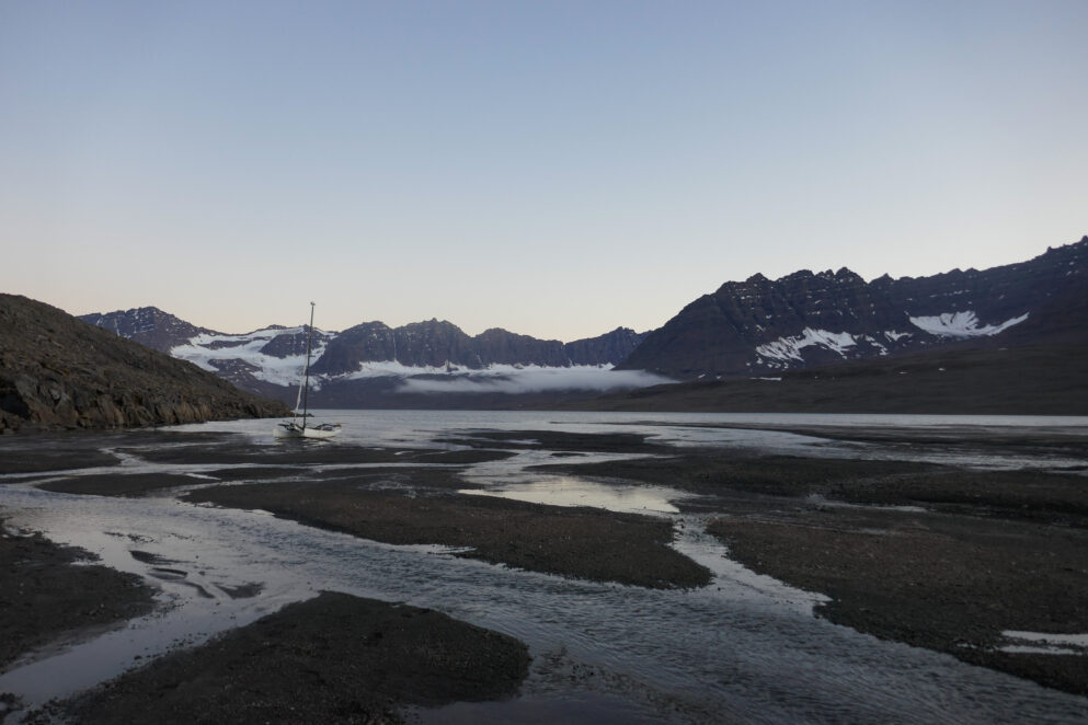 Catamaran au milieu des fjords